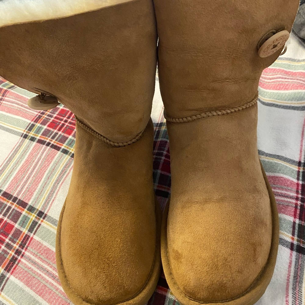 UGG Bailey Button